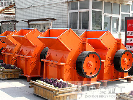 不僅可用于破碎生產(chǎn)線、制砂生產(chǎn)線，也可在選礦生產(chǎn)線中替代圓錐破碎機(jī)。下面我們就具體來看錘式破碎機(jī)應(yīng)用于哪些方面？